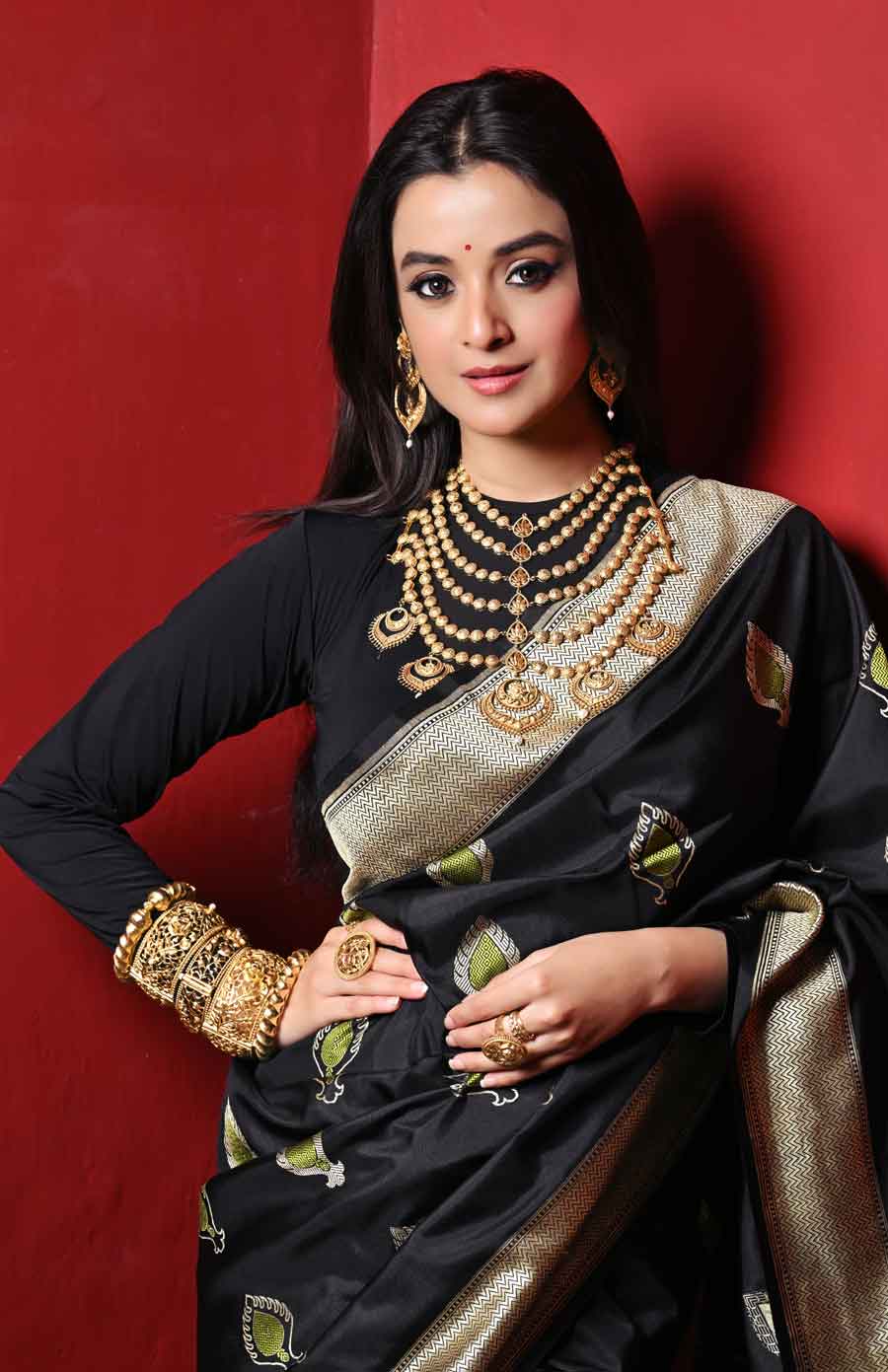 অমৃতপাক বালা, গোলাপচূড়-সহ সব হস্তাভরণ দর্শনার এক হাতেই পরানো হয়েছে। খালি থেকেছে অন্য হাত। গলার হারের থেকে যাতে নজর না সরে, সে জন্য কানে একেবারে ছোট একটি দুল পরানো হয়েছে। আঙুলে রয়েছে আংটি। এক হাতের সাজে আপনিও সাজতে পারেন। তা হলে অলঙ্কার নজর কাড়বে বেশি।