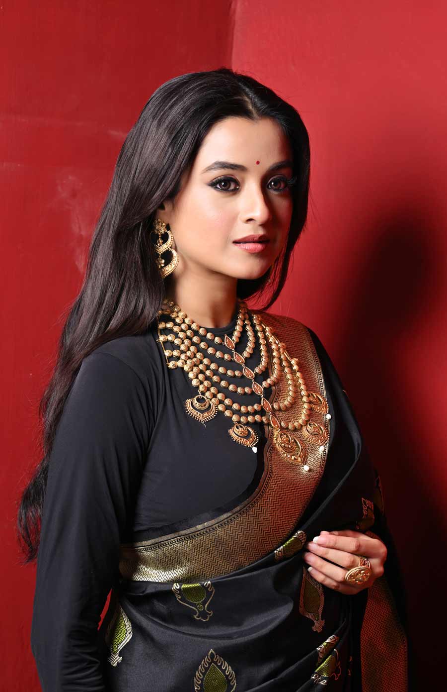 শীত ও বসন্তে বিয়ে মানেই সাজগোজের সঙ্গে আপসের প্রয়োজন নেই। ভারী শাড়ি-গয়নায় সেজে উঠতে পারেন কনে। গ্রীষ্মের মতো কষ্ট হওয়ার ভয় নেই। তাই প্রতিটি সাজে চুল বেঁধে রাখার প্রয়োজন নেই। দর্শনার মতোই চুল সম্পূর্ণ খোলা রেখে দিতে পারেন রিসেপশনে।