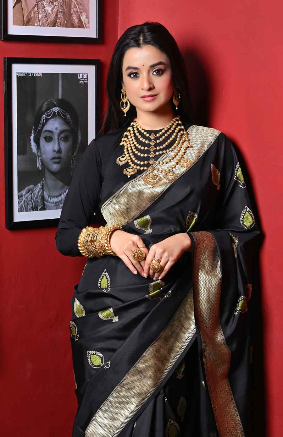 কালো শাড়ি ও ব্লাউজ়ের সঙ্গে মেকআপেও ছক ভাঙার চেষ্টা করতে পারেন। উজ্জ্বল রঙে চোখ না এঁকে স্মোকি আই করাতে পারেন। কালো দিয়েই রঙিন হয়ে উঠতে পারেন নিজের রিসেপশনে। এমন সাজেই নববধূর ব্যক্তিত্ব দ্যুতিময় হয়ে উঠতে পারে। সাজে ‘রাঙা’ হওয়ার প্রয়োজন পড়বে না আর।