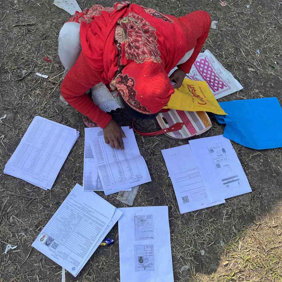 জলপাইগুড়ির একটি এসআইআর শুনানি কেন্দ্রে নথি যাচাইয়ের ব্যস্ততা। শুক্রবার।