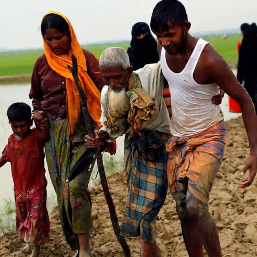 সেনা অভিযানের সময় এ ভাবেই মায়ানমার ছেড়েছিলেন রোহিঙ্গারা।