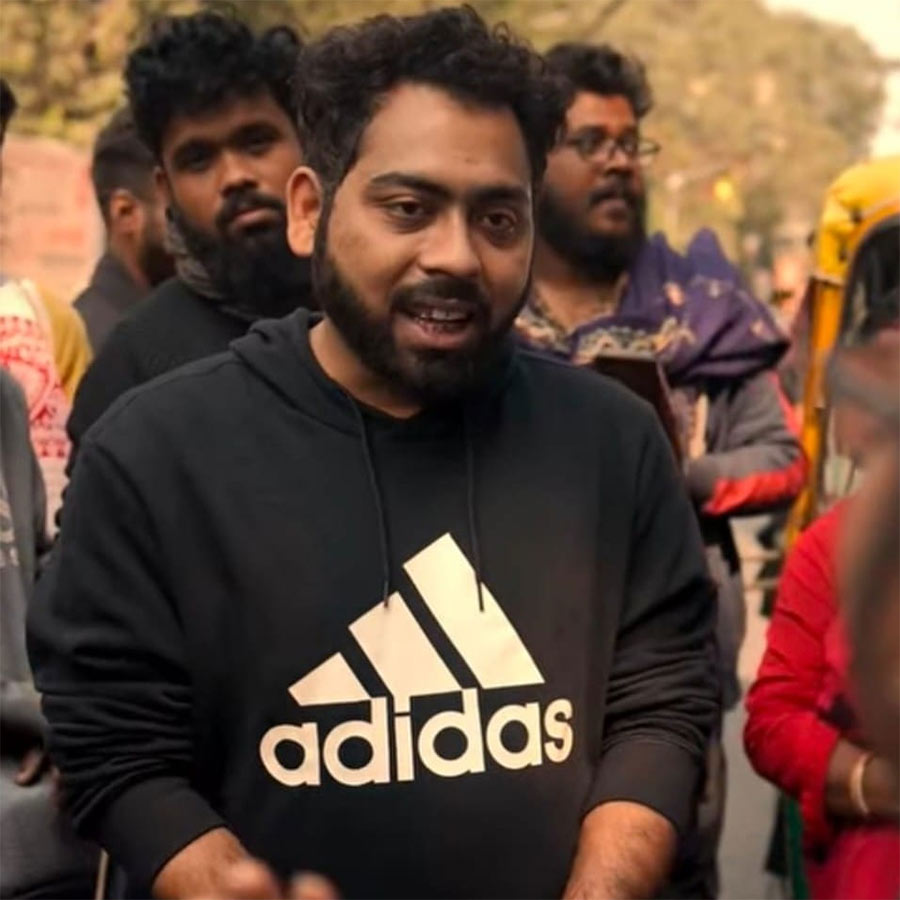 হিন্দু স্কুলের সামনে অভিভাবকদের সঙ্গে আলোচনা ও প্রতিবাদে এসএফআই নেতৃত্ব।