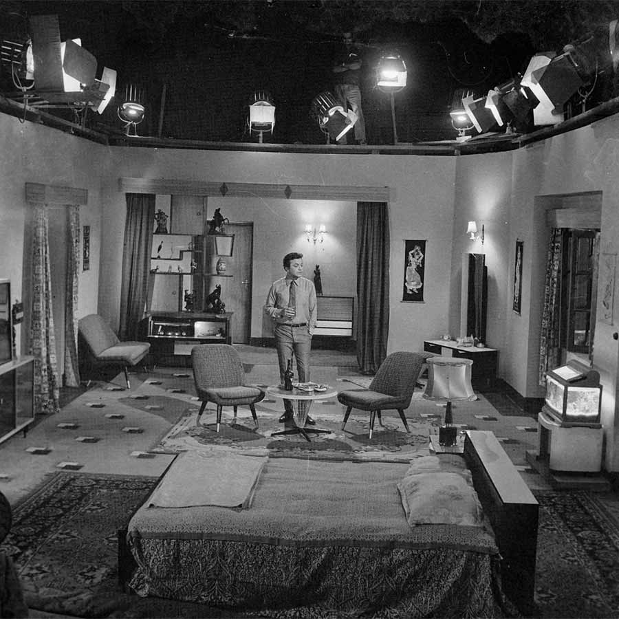 শুটিং ফ্লোরে উত্তম কুমার,আর্ট অলিন্দ সংগ্রহ থেকে।