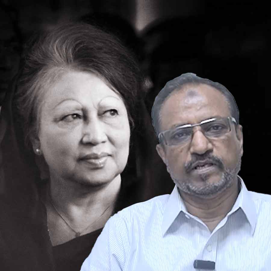 (বাঁ দিকে) খালেদা জ়িয়া এবং চিকিৎসক এফএম সিদ্দিকী (ডান দিকে)।