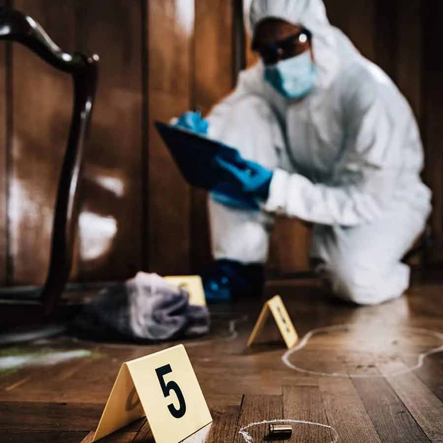 খুনের নমুনা সংগ্রহ করছেন ফরেন্সিক দল। প্রতীকী ছবি।