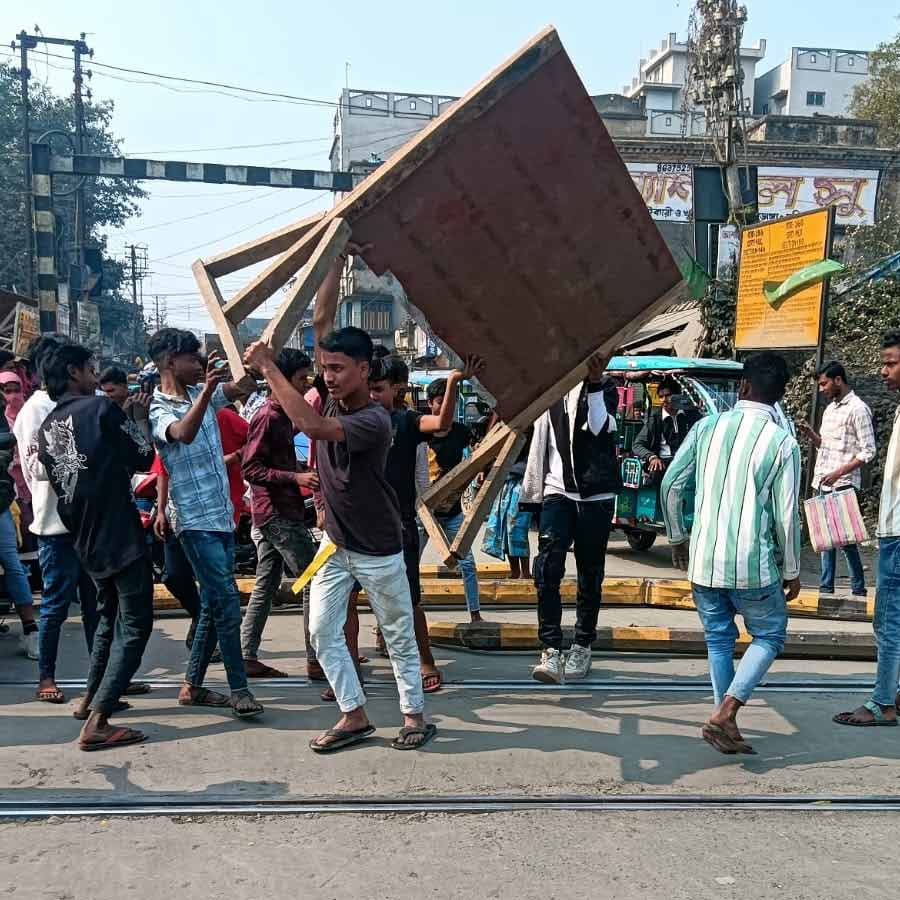 বেলডাঙা স্টেশন লাগোয়া রেলগেটের কাছে ভাঙচুর বিক্ষোভকারীদের। শনিবার বেলায়।