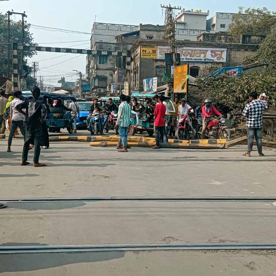 বেলডাঙা স্টেশন লাগোয়া রেলগেট ভেঙে দিয়েছেন বিক্ষোভকারীরা। এখনও বিপর্যস্ত ট্রেন পরিষেবা।