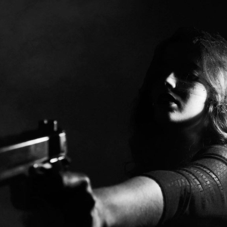 সেই সময় দাউদের শত্রুসংখ্যা কম ছিল না। স্বপ্নাদিদিকেও অন্যদের মতো ভেবে ফেলেছিলেন হুসেন। তিনি ভেবেছিলেন, স্বপ্নাদিদি হয়তো মুখেই বড় বড় কথা বলছেন। আসল সময় ভয় পেয়ে পালিয়ে যাবেন তিনি। স্বামীর হত্যার প্রতিশোধ নিতে পারবেন না। কিন্তু হুসেনকে ভুল প্রমাণিত করেন স্বপ্নাদিদি।