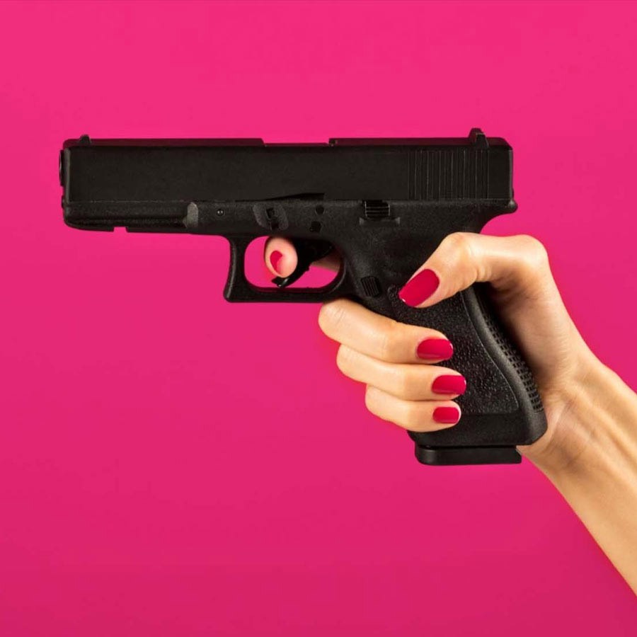 বোরখা ছেড়ে অন্য পোশাক পরতে শুরু করেন স্বপ্নাদিদি। হুসেনের দলে যোগ দিয়ে অস্ত্র চালানো থেকে শুরু করে লড়াইয়ের কৌশল, মোটরবাইক চালানো পর্যন্ত শিখে ফেলেছিলেন তিনি। স্বপ্নাদিদির সঙ্গে হাত মিলিয়ে দাউদের অবৈধ ব্যবসার ক্ষতি করা শুরু করেছিলেন হুসেন।