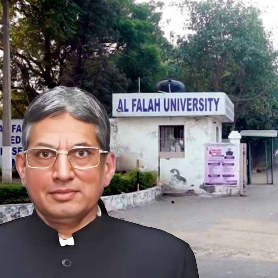 আল ফালাহ বিশ্ববিদ্যালয়ের চেয়ারম্যান। গ্রাফিক: আনন্দবাজার ডট কম।
