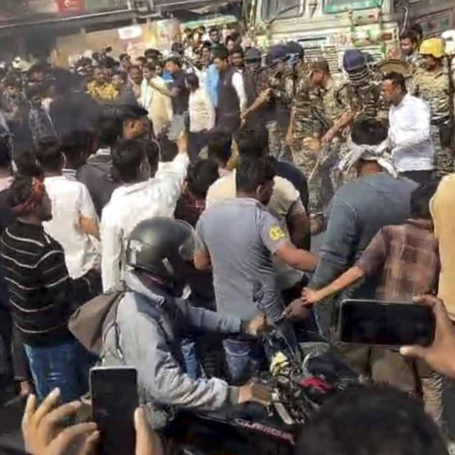 Several people arrested after police lathicharged to remove road blockade in Beldanga of Murshidabad dgtld