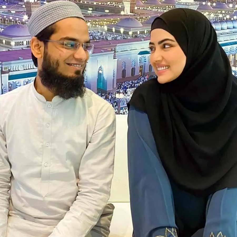 স্বামীর কারণেই অভিনয়কে বিদায় জানান অভিনেত্রী সানা খান!