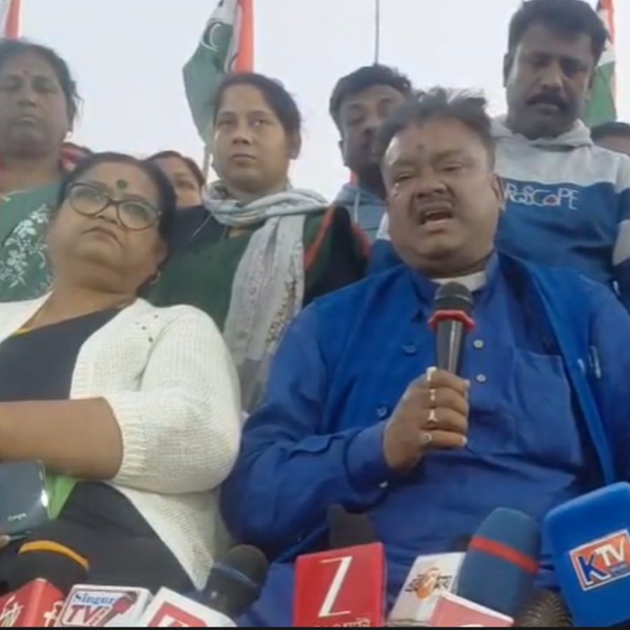 সিঙ্গুরে তৃণমূলের সভায় বেচারাম মান্না, করবী মান্নারা।