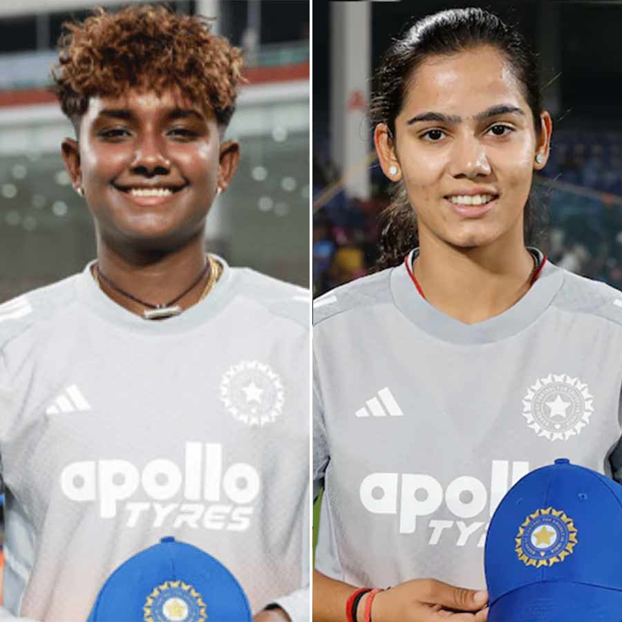 (বাঁ দিকে) জি কমলিনী এবং বৈষ্ণবী শর্মা (ডান দিকে)।