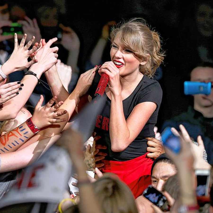 ‘আপন’: জনপ্রিয় গায়িকা টেলর সুইফটকে ঘিরে ভক্তদের উল্লাস।