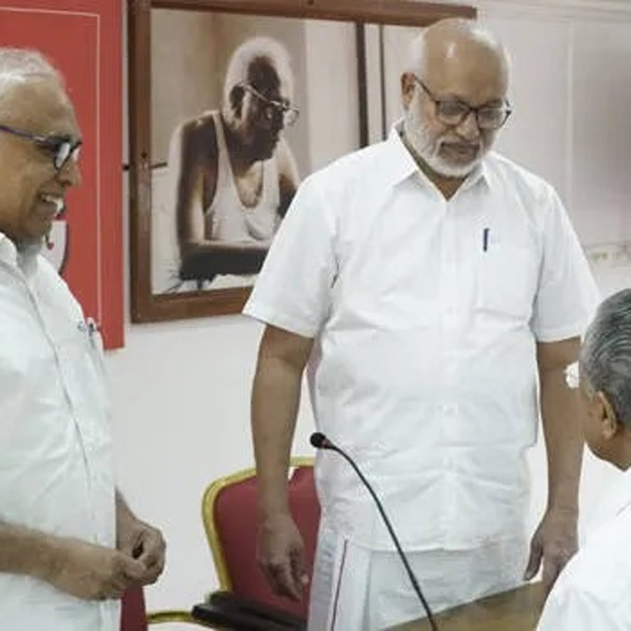 কেন্দ্রীয় কমিটির বৈঠকের ফাঁকে কেরলের মুখ্যমন্ত্রী পিনারাই বিজয়নের সঙ্গে সিপিএমের সাধারণ সম্পাদক এম এ বেবি।