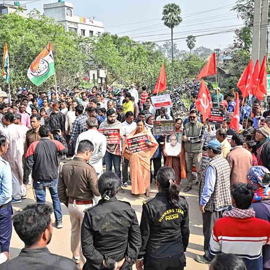 বীরভূমের রামপুরহাট-১ ব্লক অফিসের সামনের তৃণমূল এবং সিপিএমের বিক্ষোভ।