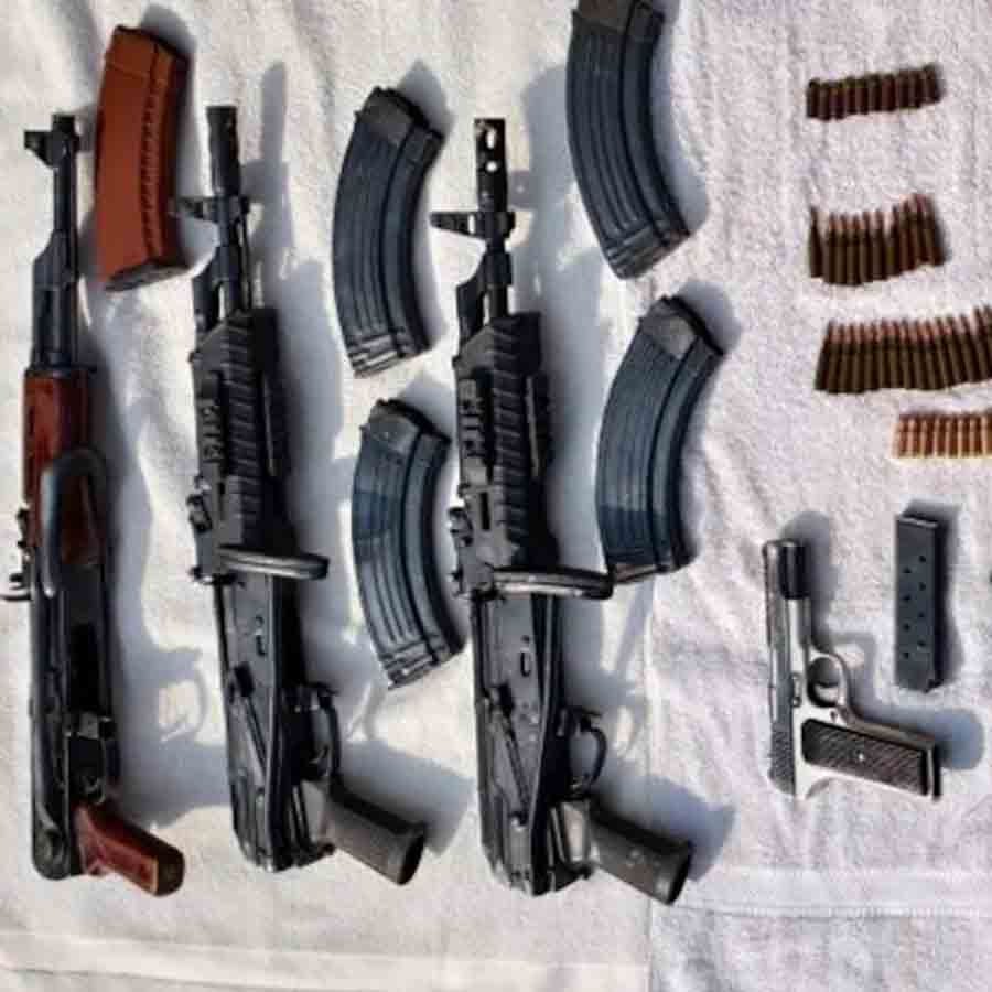 উদ্ধার হওয়া অস্ত্র। ছবি: সংগৃহীত।