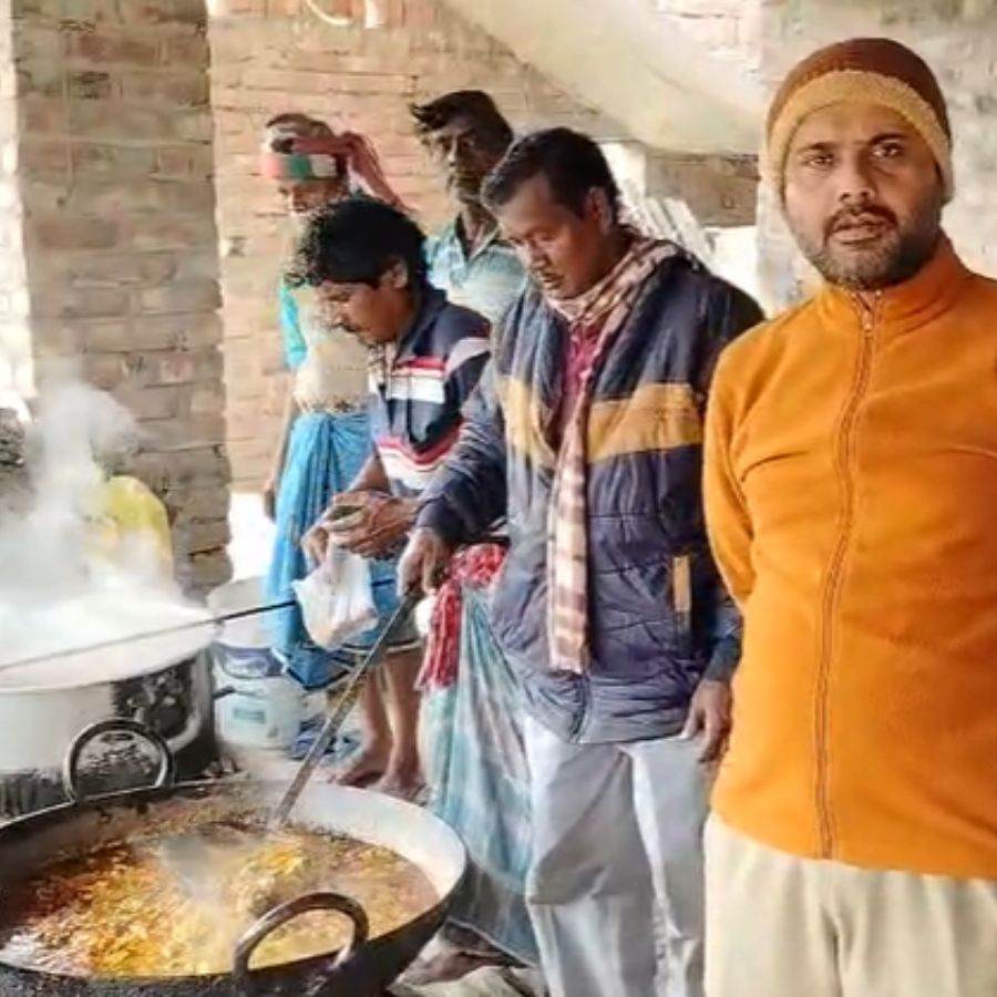 রান্না হচ্ছে ডিমের ঝোল। পাশের উনুনে বসেছে ভাত।