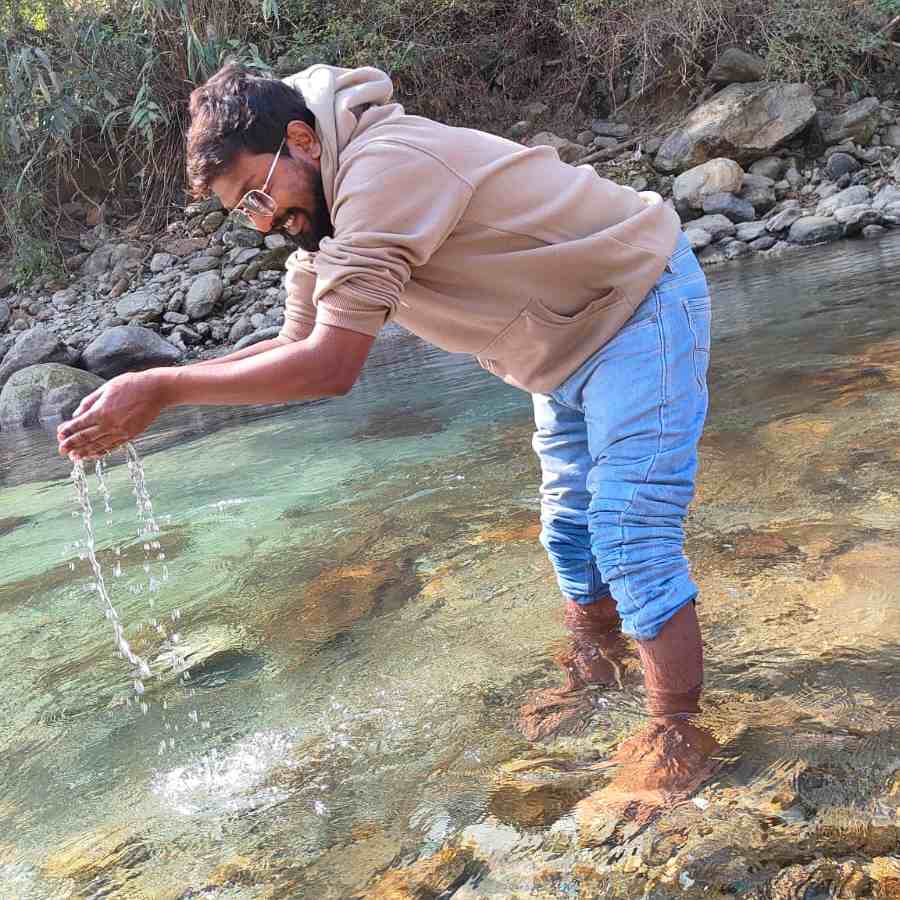সুমন পাল নামে যুবককে উদ্ধারের চেষ্টা করছে পুলিশ।