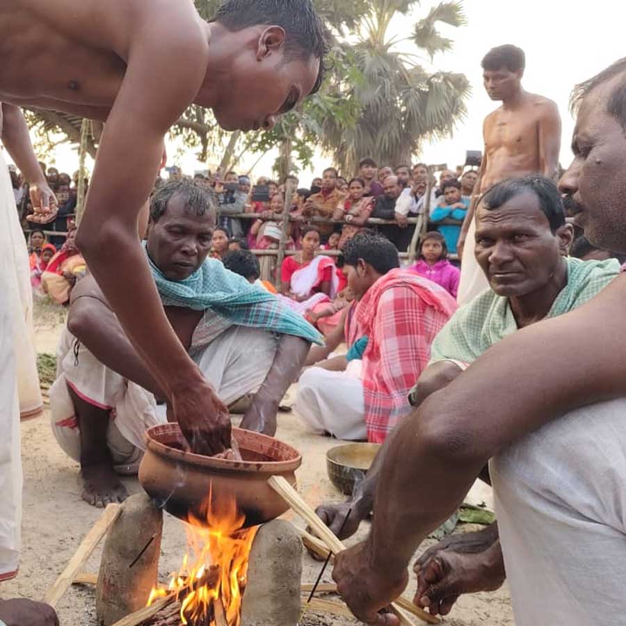 বাঁকুড়ায় ফুটন্ত ঘিয়ে হাত ডুবিয়ে পিঠে ভাজছেন ভাইয়েরা।