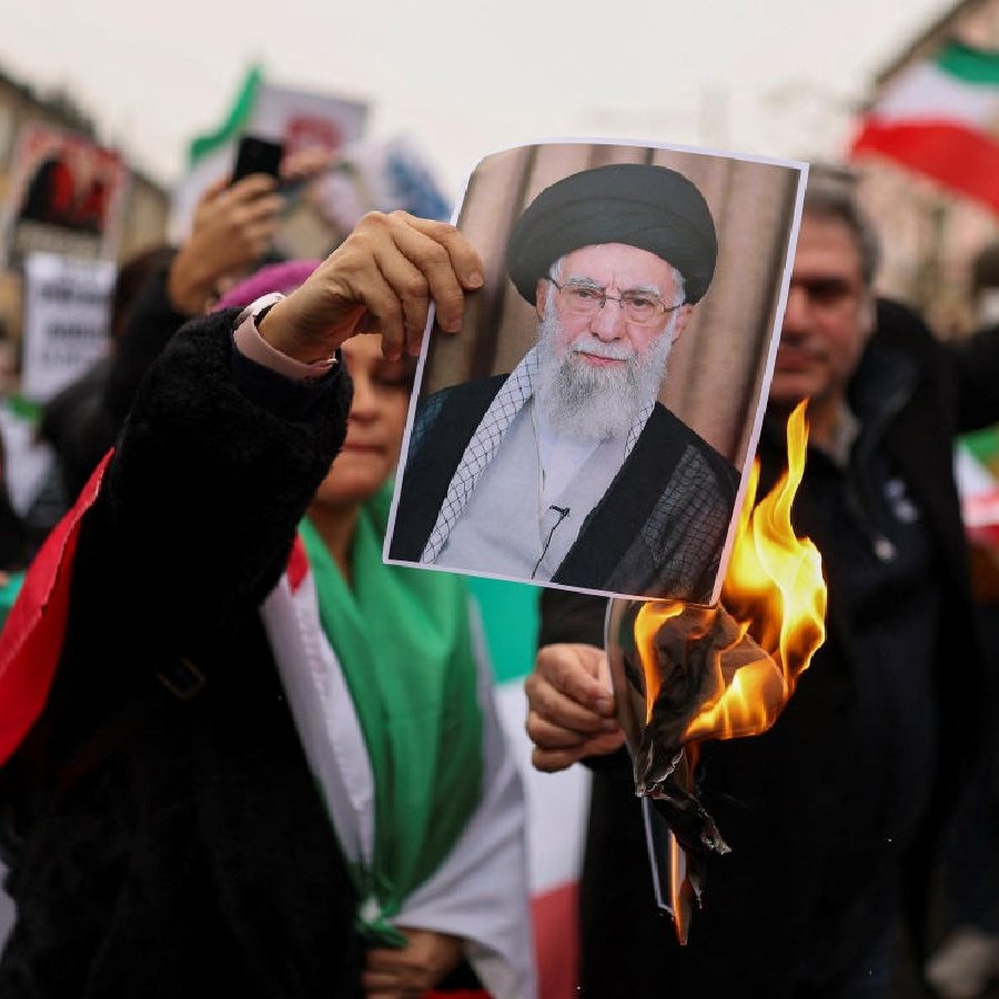ইরানের সর্বোচ্চ ধর্মীয় নেতা আয়াতোল্লা আলি খামেনেইয়ের ছবিতে আগুন ধরিয়ে বিক্ষোভ।