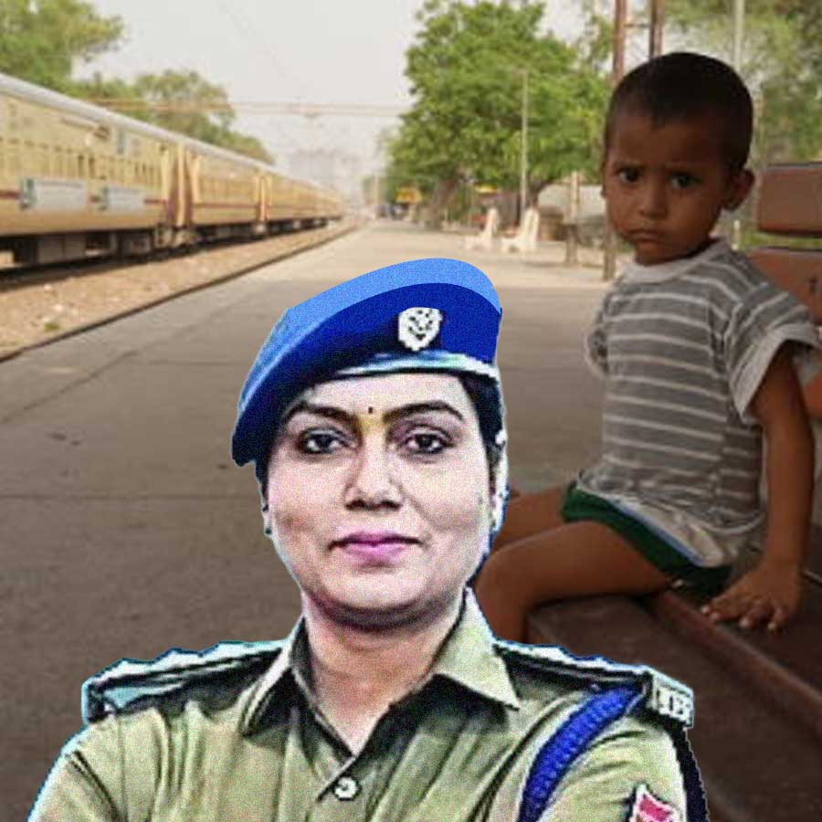 আরপিএফ অফিসার চন্দনা সিংহ। গ্রাফিক: আনন্দবাজার ডট কম।