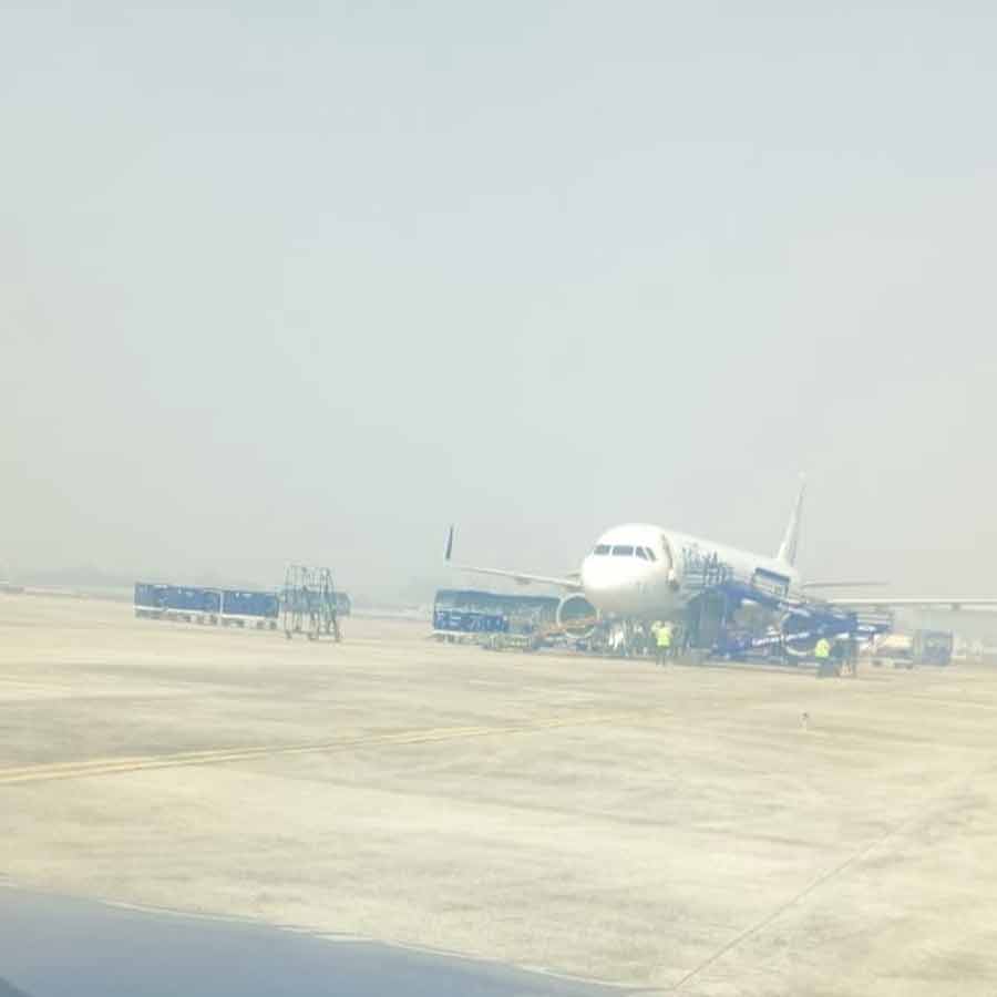 লখনউ বিমানবন্দরে অবতরণ করানোর পরে ইন্ডিগোর সেই বিমান।