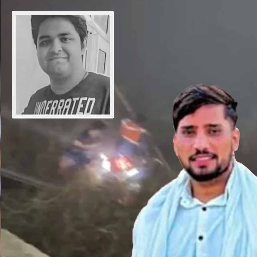 খাদে নেমেও যুবরাজ মেহেতা (ইনসেট)-কে বাঁচাতে পারেননি মণিন্দ্র।