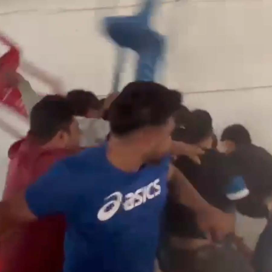 আবাসনে মারধরের দৃশ্য।