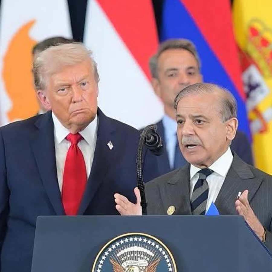 গত বছরের অক্টোবের মিশরে আয়োজিত ‘গাজ়া শান্তি সম্মেলন’-এ ডোনাল্ড ট্রাম্পের সঙ্গে শাহবাজ় শরিফ।