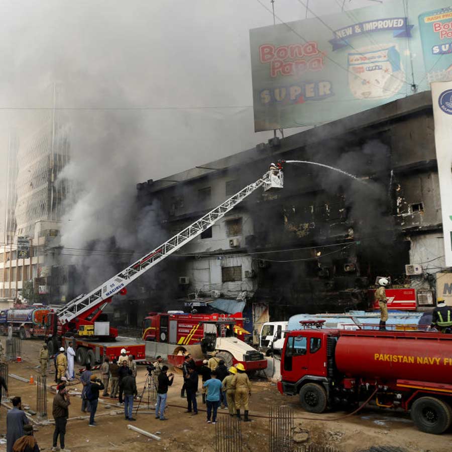 রবিবার সকালেও জ্বলছে করাচির শপিং মল।