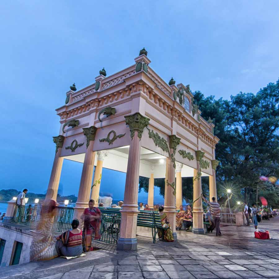 চন্দননগর স্ট্র্যান্ডঘাটও থাকতে পারে ভ্রমণের তালিকায়।