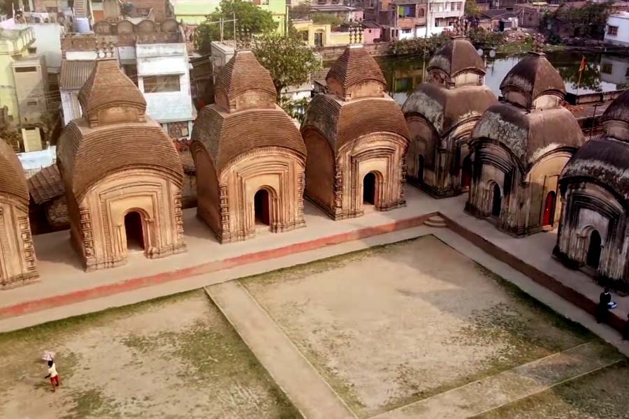 খড়দহে গঙ্গার পারেই রয়েছে ২৬ শিবমন্দির। নির্জন জায়গাটিও ভাল লাগবে।