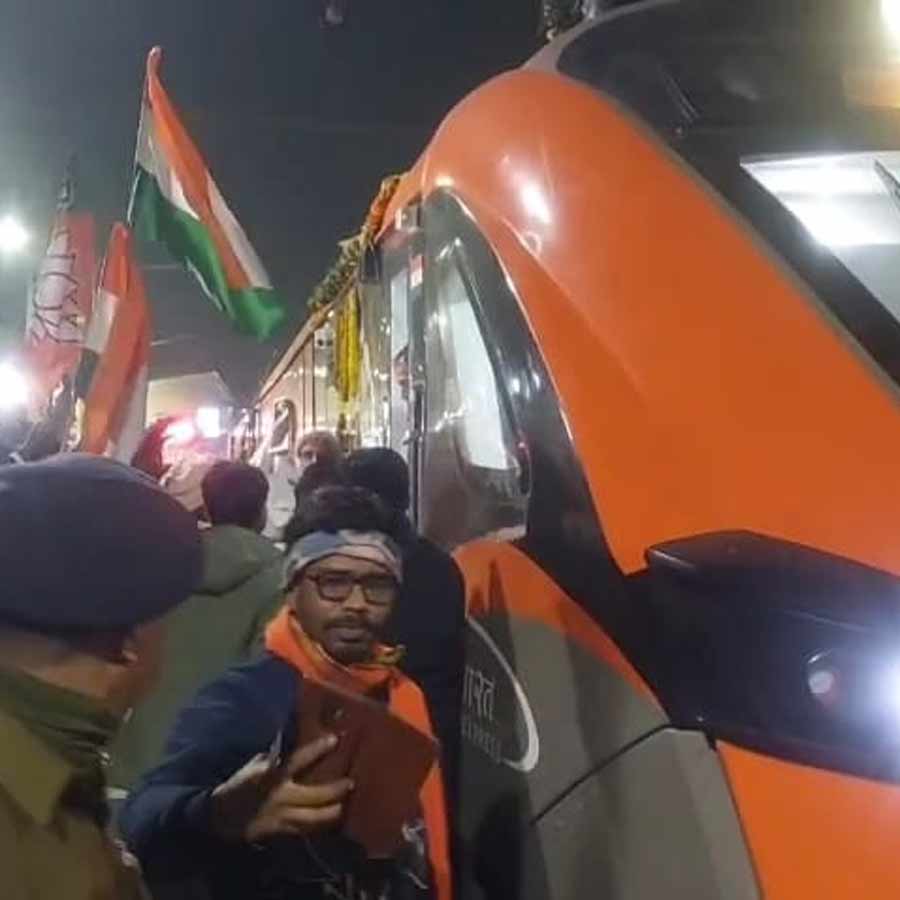 কাটোয়া স্টেশনে বন্দে ভারত স্লিপার ট্রেন।