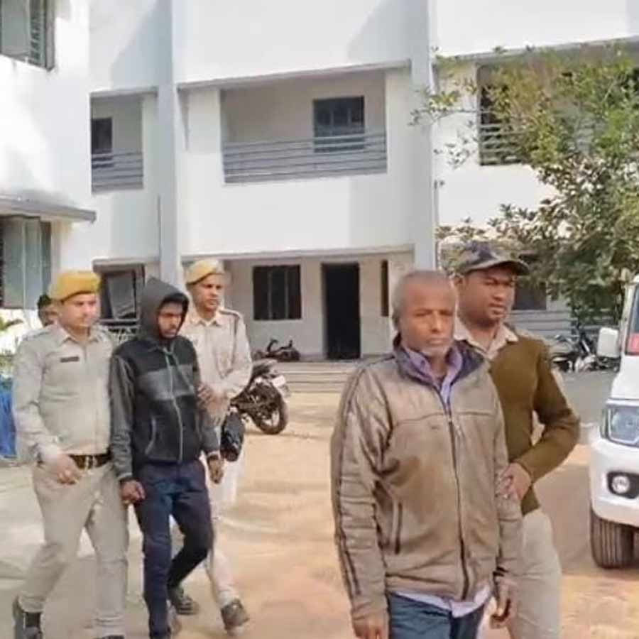 ধৃত গোবিন্দ ও কৃষ্ণপ্রসাদ।