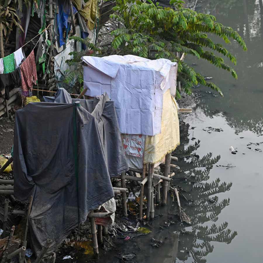 How people of slum areas beside canal survive in West Bengal
