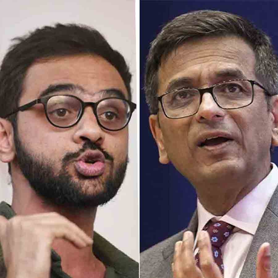 (বাঁ দিকে) জওহরলাল নেহেরু বিশ্ববিদ্যালয়ের প্রাক্তন ছাত্রনেতা উমর খালিদ। সুপ্রিম কোর্টের প্রাক্তন প্রধান বিচারপতি ডিওয়াই চন্দ্রচূড় (ডান দিকে)।