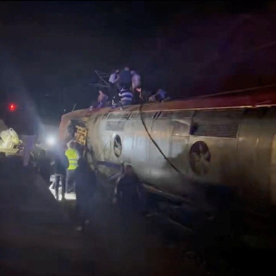 দুর্ঘটনার পর উল্টে গিয়েছে ট্রেনের কামরা। রবিবার দক্ষিণ স্পেনের আদামুজ় শহরের কাছে।