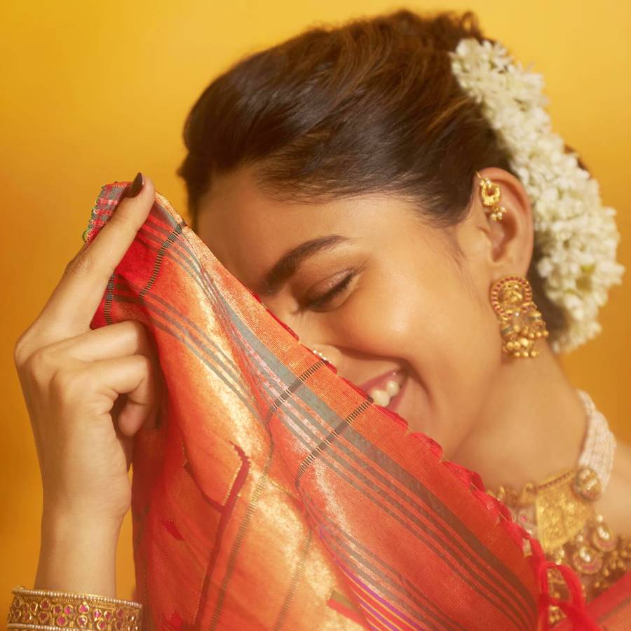 কী ইঙ্গিত দিলেন মৃণাল ঠাকুর?