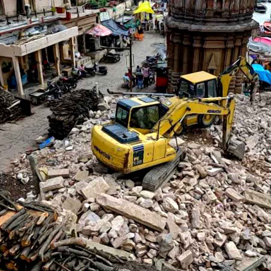 মণিকর্ণিকা ঘাট চত্বরে চলছে সংস্কারের কাজ।