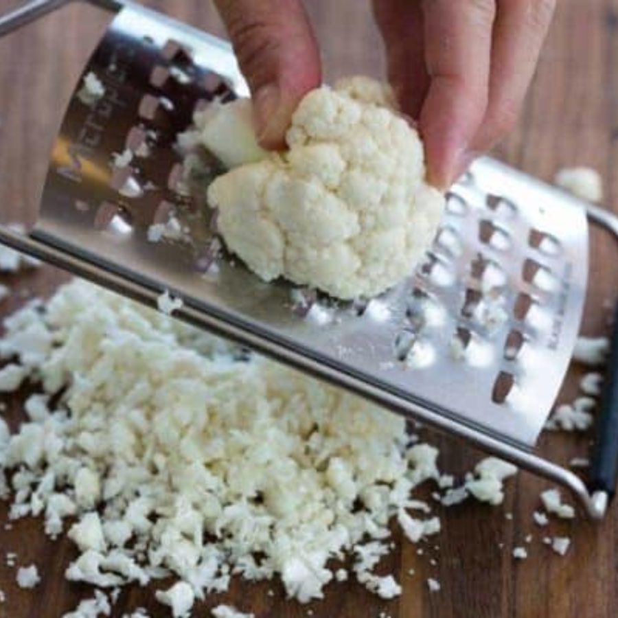 মিহি করে গ্রেট করে নিন ফুলকপি।