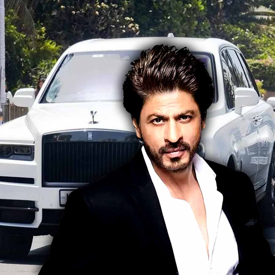 শাহরুখের রোলস রয়সের পিছু নিলেন তরুণ-তরুণী।