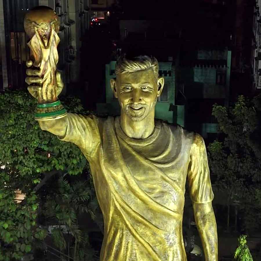 Calcutta High Court seeks report from state government on where statues of footballers Messi and Maradona are located in Laketown dgtl