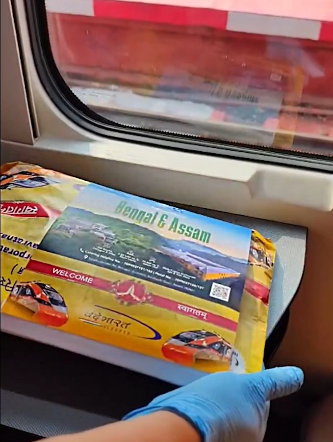 বন্দেভারত স্লিপারে পরিবেশন করা খাবারের প্যাকেট। 