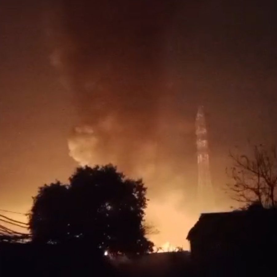 বানতলার লালকুঠি এলাকার একটি প্লাস্টিক তৈরি কাঁচামালের গোডাউইনে আগুন লাগল।