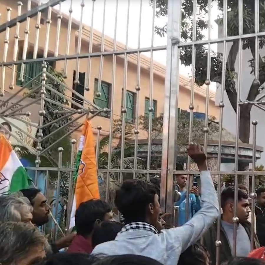 ব্লক অফিস চত্বরের সামনে বিক্ষোভ।