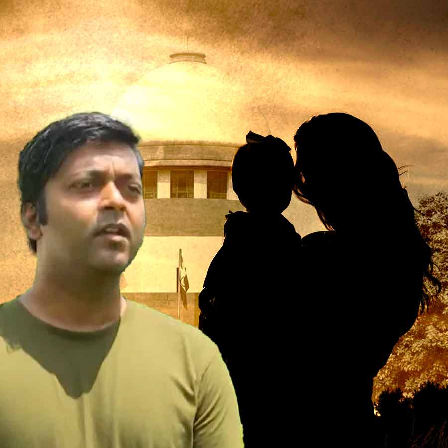 চন্দননগরের বাসিন্দা সৈকত বসুর অভিযোগ, তাঁর সন্তানকে নিয়ে পালিয়ে গিয়েছেন রাশিয়ান স্ত্রী।