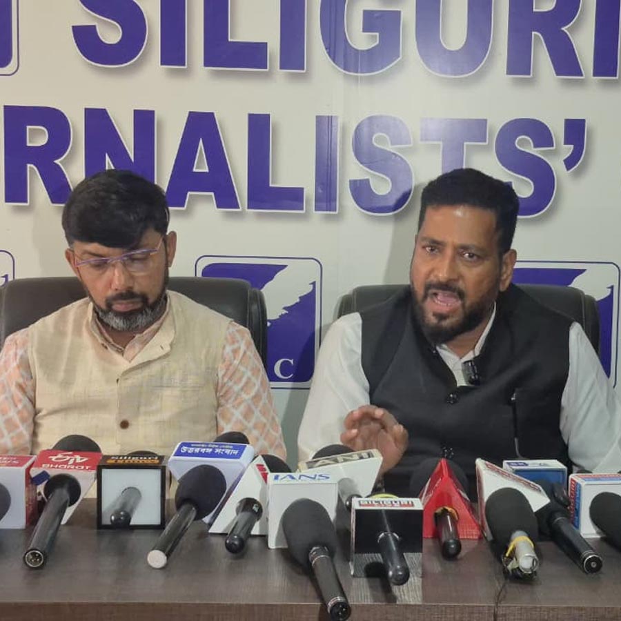 সোমবার শিলিগুড়িতে সাংবাদিক বৈঠকে শিলিগুড়ির বিজেপি বিধায়ক শঙ্কর ঘোষ এবং শিলিগুড়ির সাংগঠনিক জেলা বিজেপির সহসভাপতি রাজু সাহা।