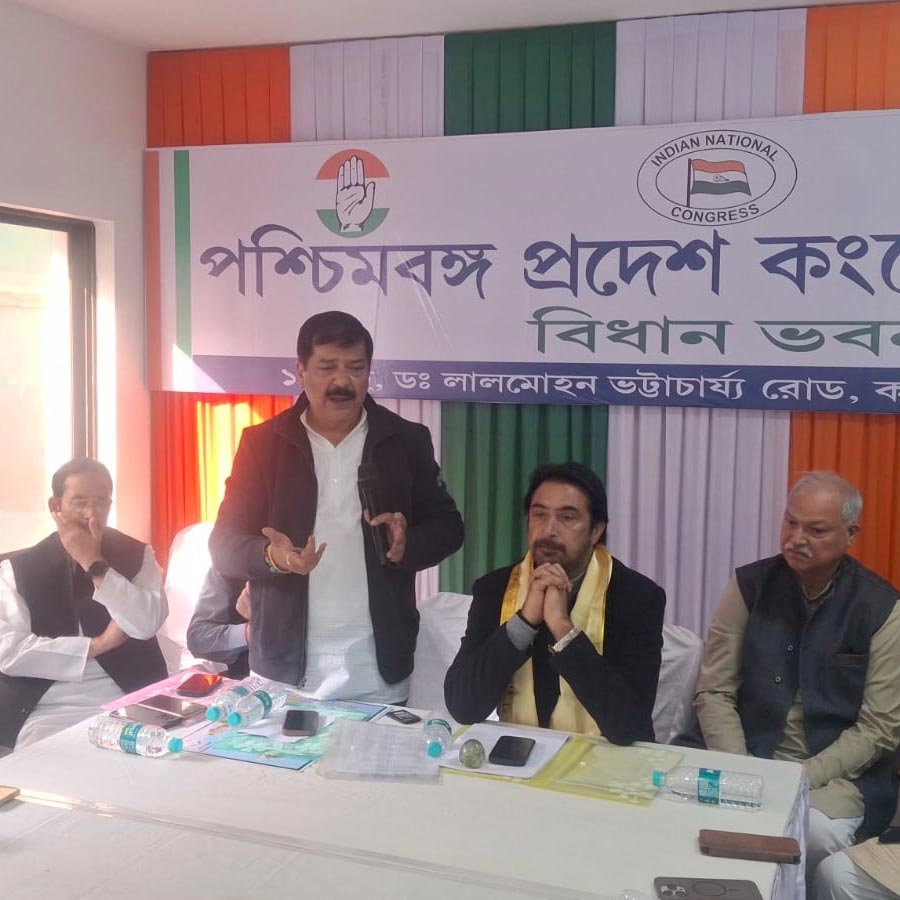 প্রদেশ কংগ্রেস পদাধিকারীদের সঙ্গে বৈঠকে এআইসিসি-র সিনিয়র পর্যবেক্ষকেরা। বিধান ভবনে।